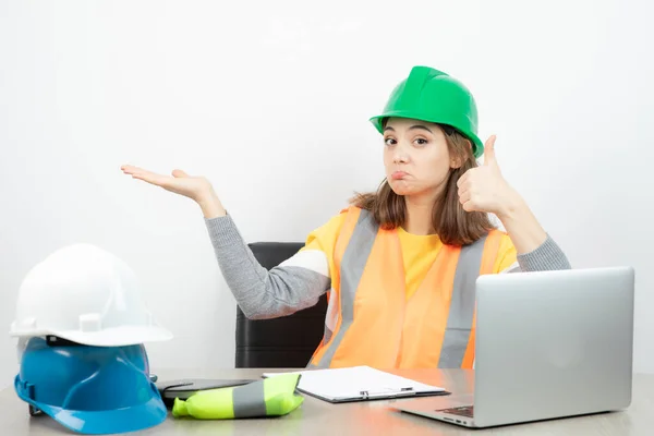 Arbeiterinnen Uniform Zeigen Geöffnete Handflächen Und Daumen Nach Oben Hochwertiges — Stockfoto