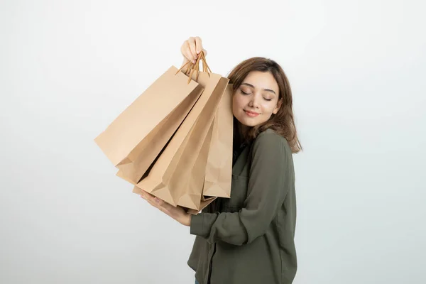 Schot Van Jong Vrouwelijk Model Met Ambachtelijke Tassen Staande Wit — Stockfoto