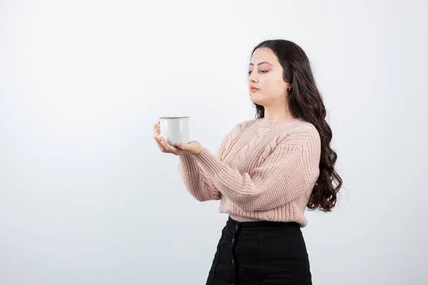 Joven Morena Sosteniendo Una Taza Café Caliente Sobre Fondo Blanco — Foto de Stock