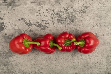 Taş zemine yerleştirilmiş tatlı kırmızı dolmalık biberler. Yüksek kalite fotoğraf