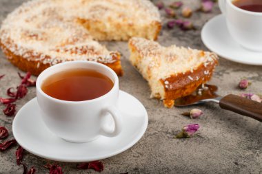 Kek dilimleri ve hindistan cevizi dilimleri bir taş masaya konur. Yüksek kalite fotoğraf