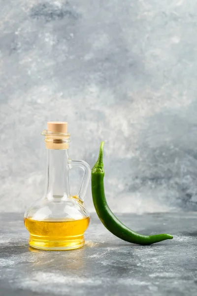 Groene Chili Peper Met Een Glazen Fles Olie Een Marmeren — Stockfoto