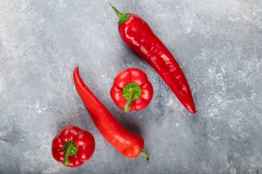Kırmızı biber ve tatlı dolmalık biber mermer arka planda. Yüksek kalite fotoğraf