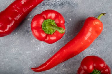 Kırmızı biber ve tatlı dolmalık biber mermer arka planda. Yüksek kalite fotoğraf