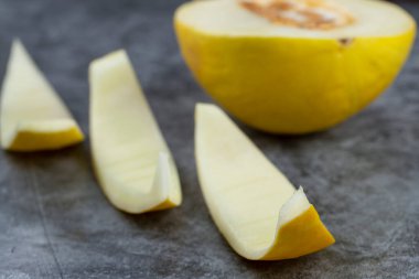 Yarım dilimlenmiş kavun derisi mermer zemin üzerinde. Yüksek kalite fotoğraf