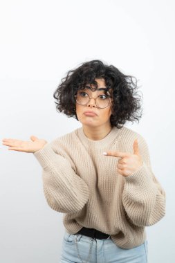 Gözlüklü güzel kıvırcık kadın bir yere bakıyor. Yüksek kalite fotoğraf