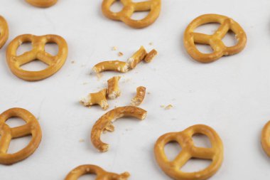 Beyaz arka planda tuzlu kraker var. Yüksek kalite fotoğraf