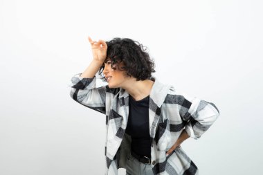 Kısa saçlı esmer bir kız resmi. Rahat giyimli, ateşli. Yüksek kalite fotoğraf