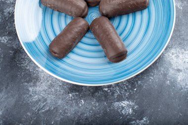 Mavi bir tabak çikolatalı kek mermer arka planda. Yüksek kalite fotoğraf