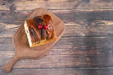 Tahta tahta tahta tahta tahta tahtada çikolatalı ve böğürtlenli hamur işi. Yüksek kalite fotoğraf