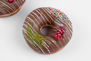 Beyaz bir masaya yerleştirilmiş iki lezzetli çikolatalı çörek. Yüksek kalite fotoğraf