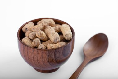 Beyaz arka plana yerleştirilmiş kabuklu sağlıklı fıstıklar. Yüksek kalite fotoğraf