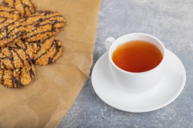 Bir yığın kepekli bisküvi ve bir fincan çay. Yüksek kalite fotoğraf