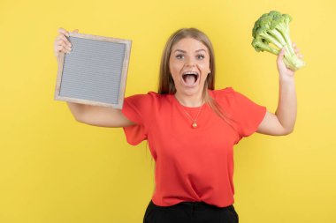 Sağlıklı brokoliyle çerçevesini tutan güzel bir kadın modeli. Yüksek kalite fotoğraf