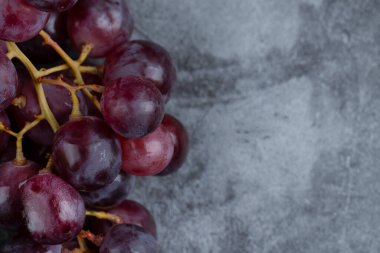 Taş zemine yerleştirilmiş taze kırmızı üzüm kümesi. Yüksek kalite fotoğraf