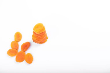 Beyaz arka plana yerleştirilmiş sağlıklı kurutulmuş kayısı meyveleri. Yüksek kalite fotoğraf