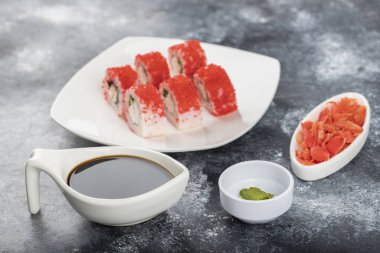 Bir tabak California suşi rulosu, turşulu zencefil ve soya sosu. Yüksek kalite fotoğraf