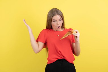 Nefis bir pizzayı elinde tutan çekici bir kadın görüntüsü. Yüksek kalite fotoğraf