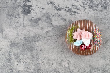 Taştan arka planda renkli kremalı çikolatalı donut. Yüksek kalite fotoğraf