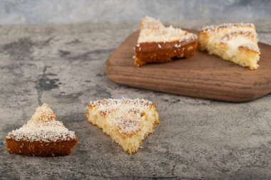 Tahta kesme tahtasına konmuş hindistan cevizi dilimli tatlı dilimleri. Yüksek kalite fotoğraf