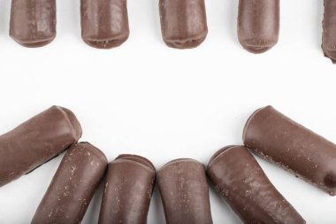 Beyaz arka plana yerleştirilmiş çikolata çubukları. Yüksek kalite fotoğraf