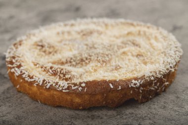 Arkaplanda hindistan cevizi parçacıkları ile süslenmiş lezzetli bir turta. Yüksek kalite fotoğraf