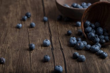 Ahşap yüzeye yerleştirilmiş ahşap yaban mersini kasesi. Yüksek kalite fotoğraf