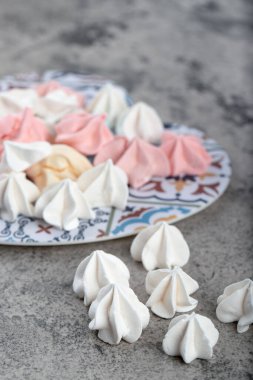 Taş zeminde renkli tatlı kremalı şekerler tabağı. Yüksek kalite fotoğraf