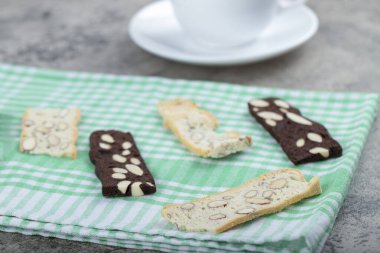 Fındıklı çıtır börekler ve arka planda bir fincan çay. Yüksek kalite fotoğraf