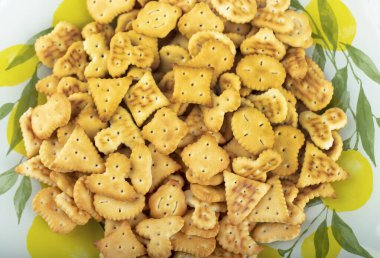 Limonlu tabağa konmuş tuzlu kraker yığını. Yüksek kalite fotoğraf