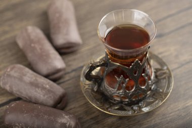 Tahta masaya yerleştirilmiş bir bardak siyah çay. Yüksek kalite fotoğraf