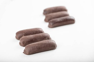 Beyaz arka plana yerleştirilmiş lezzetli çikolatalı kekler. Yüksek kalite fotoğraf