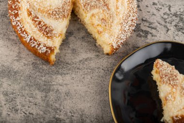 Kek dilimleri ve hindistan cevizi dilimleri bir taş masaya konur. Yüksek kalite fotoğraf