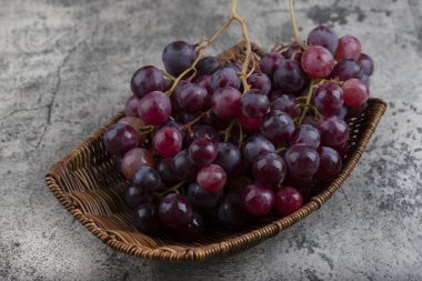 Arka planda kırmızı üzüm sepeti var. Yüksek kalite fotoğraf