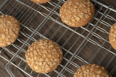 Tahta masaya yerleştirilmiş tohumlu ve tahıllı yulaflı kurabiyeler. Yüksek kalite fotoğraf