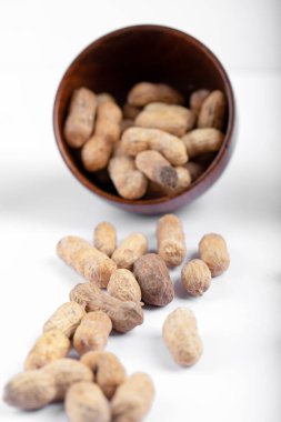 Beyaz arka plana yerleştirilmiş kabuklu sağlıklı fıstıklar. Yüksek kalite fotoğraf