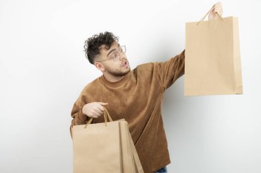 Gözlüklü genç bir adamın portresi, el çantası taşıyor. Yüksek kalite fotoğraf