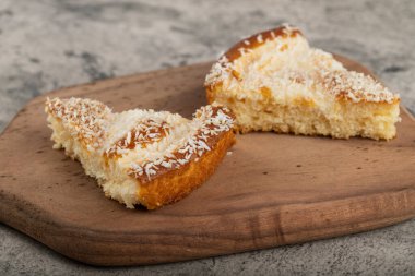 Tahta kesme tahtasına konmuş hindistan cevizi dilimli tatlı dilimleri. Yüksek kalite fotoğraf