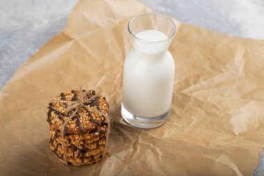 Bir yığın kepekli bisküvi ve bir bardak süt. Yüksek kalite fotoğraf