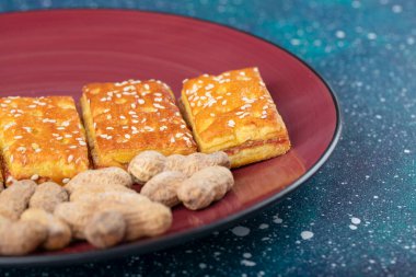 Susamlı ve sağlıklı fıstıklı kırmızı kraker tabağı. Yüksek kalite fotoğraf