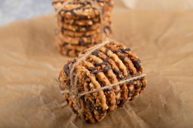 Bir yığın lezzetli kepekli bisküvi fırın tepsisine konur. Yüksek kalite fotoğraf