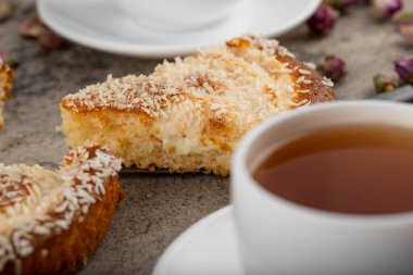 Kek dilimleri ve hindistan cevizi dilimleri bir taş masaya konur. Yüksek kalite fotoğraf