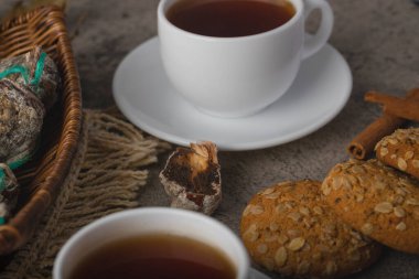 Kurutulmuş hurma sepeti, bisküvi ve arka planda bir fincan siyah çay. Yüksek kalite fotoğraf