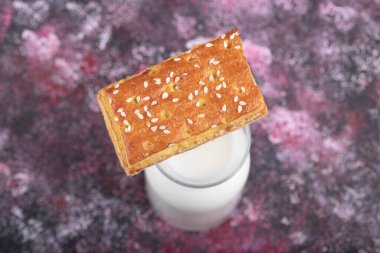 Renkli bir masaya yerleştirilmiş tatlı krakerli bir sürahi süt. Yüksek kalite fotoğraf