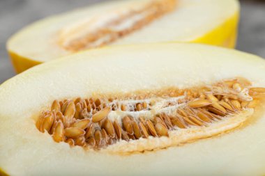 Taş zemine yarım dilimlenmiş sarı kavun yerleştirilmiş. Yüksek kalite fotoğraf