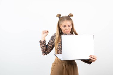 Elinde boş bir dosya tutan genç ve güzel bir iş kadını. Yüksek kalite fotoğraf