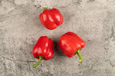 Taş zemine taze kırmızı dolmalık biber. Yüksek kalite fotoğraf