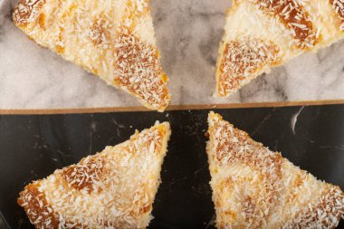 Güzel bir tabağa konmuş hindistan cevizi parçacıklı tatlı dilimleri. Yüksek kalite fotoğraf