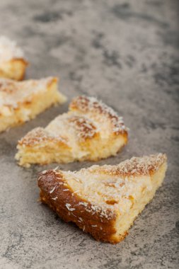 Kek dilimleri ve hindistan cevizi dilimleri bir taş masaya konur. Yüksek kalite fotoğraf