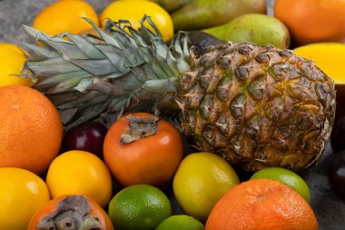 Taş zeminde değişik taze egzotik meyveler. Yüksek kalite fotoğraf